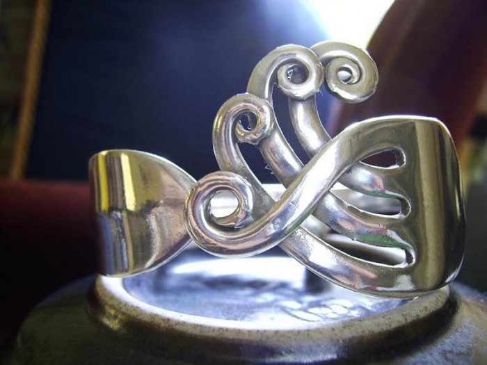 Необычные украшения из серебряных вилок