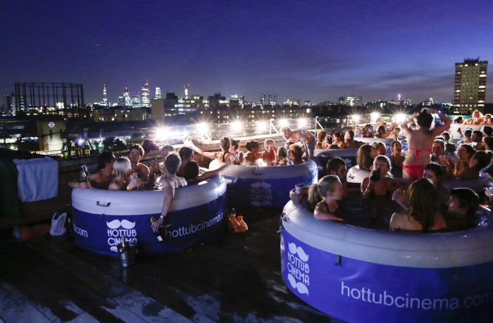 Новый тренд в кинопросмотрах – Hot Tub Cinema