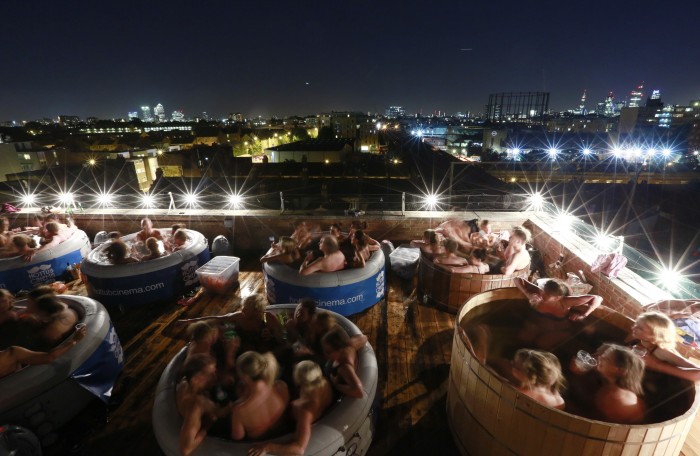 Новый тренд в кинопросмотрах – Hot Tub Cinema