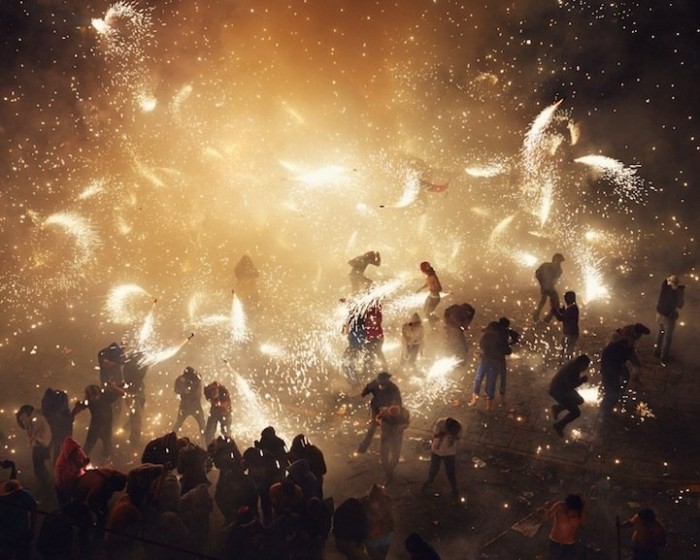 Огонь и взрывы фестиваля фейерверков в Мексике