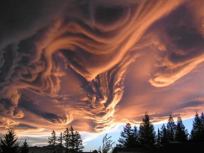 Необычные редкие облака Mammatus и Undulatus asperatus