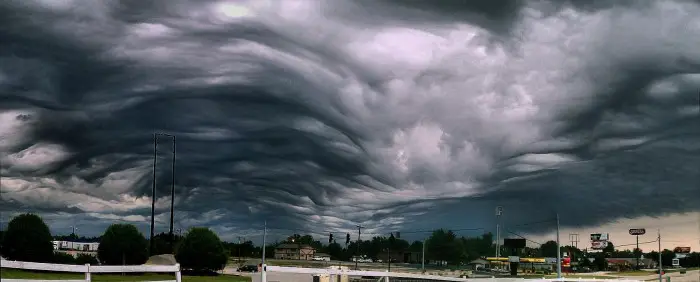 Необычные редкие облака Mammatus и Undulatus asperatus