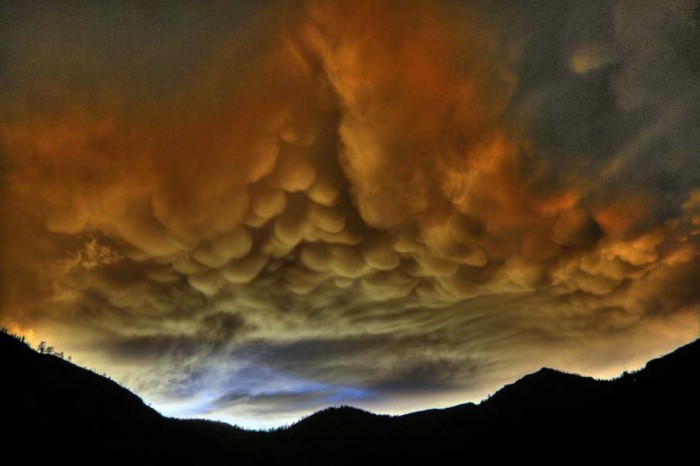 Необычные редкие облака Mammatus и Undulatus asperatus