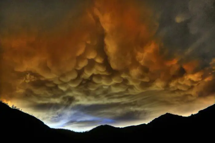 Необычные редкие облака Mammatus и Undulatus asperatus