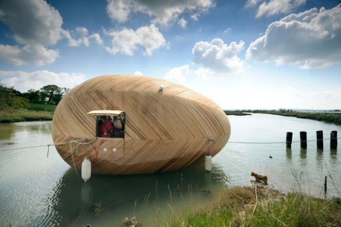 Дерев'яна плаваюча будинок-яйце