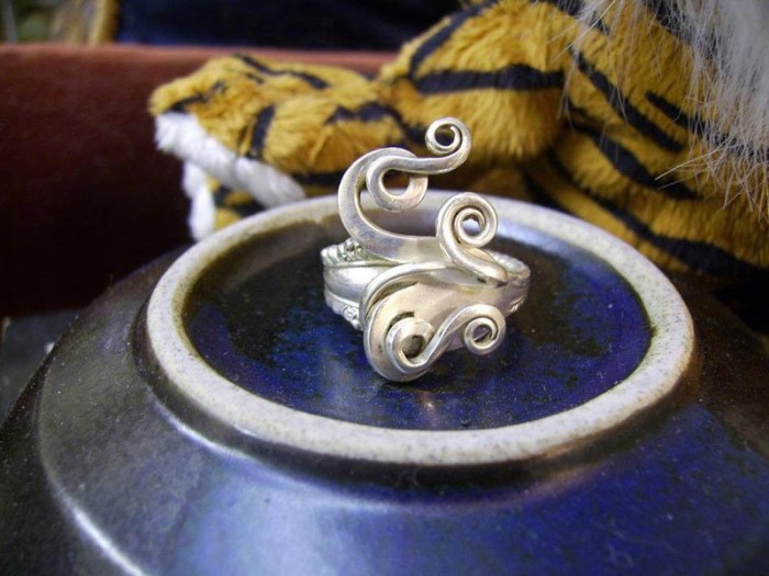 Необычные украшения из серебряных вилок