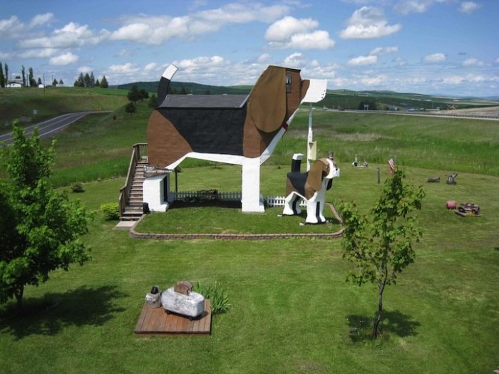 Hotel in the shape of a dog in the United States