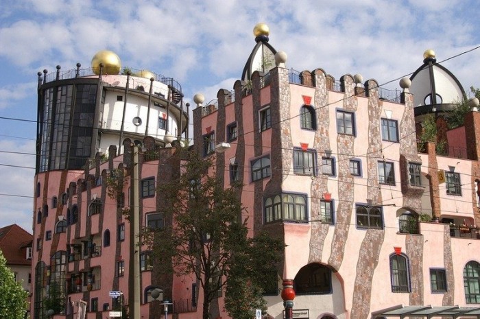 Незвичайна архітектура Фриденсрайха Хундертвассера (Friedensreich Hundertwasser)