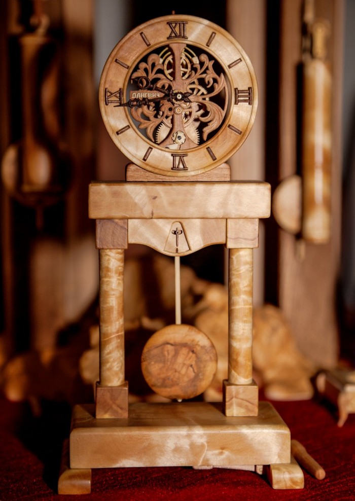 Incredible functioning clock from a tree