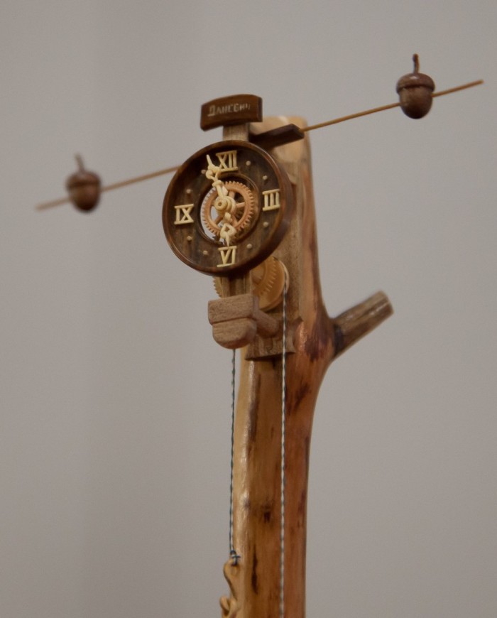 Incredible functioning clock from a tree