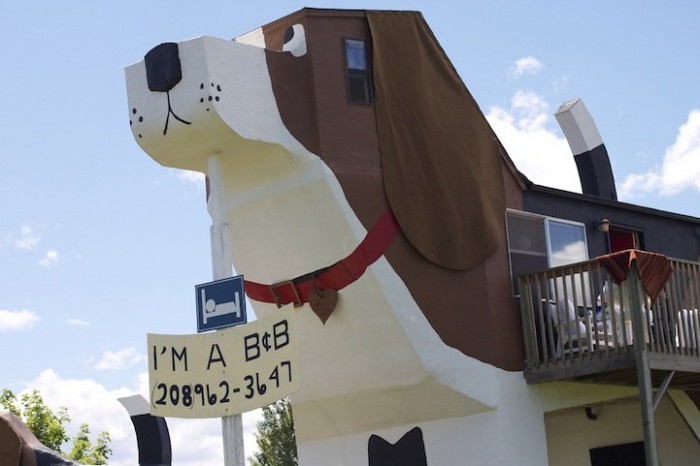 Hotel in the shape of a dog in the United States