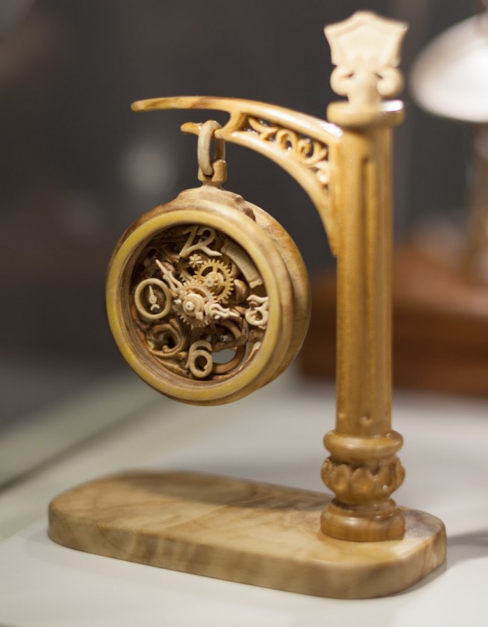 Incredible functioning clock from a tree