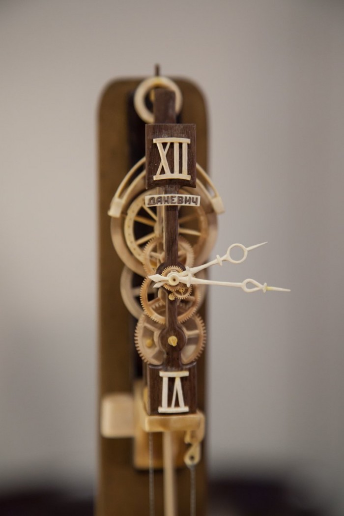 Incredible functioning clock from a tree