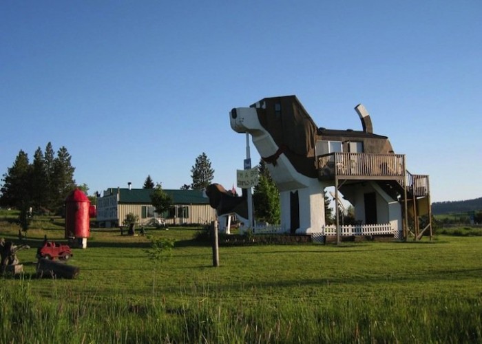 Hotel in the shape of a dog in the United States