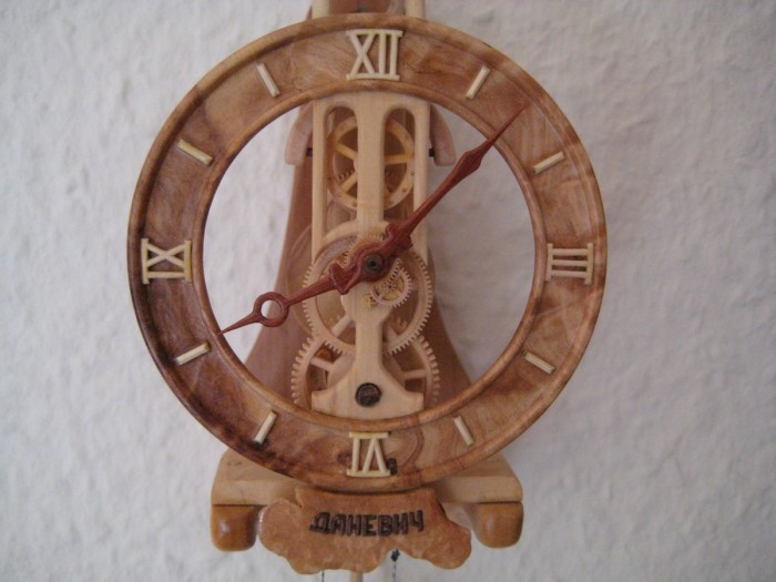 Incredible functioning clock from a tree