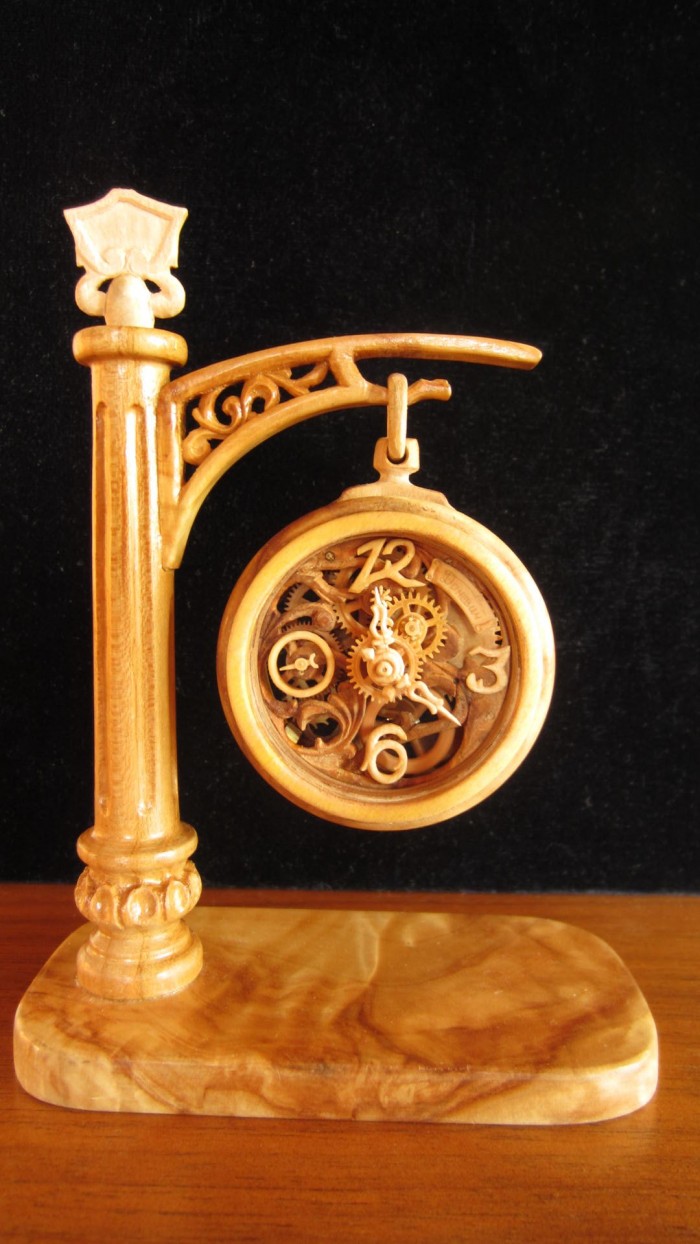 Incredible functioning clock from a tree