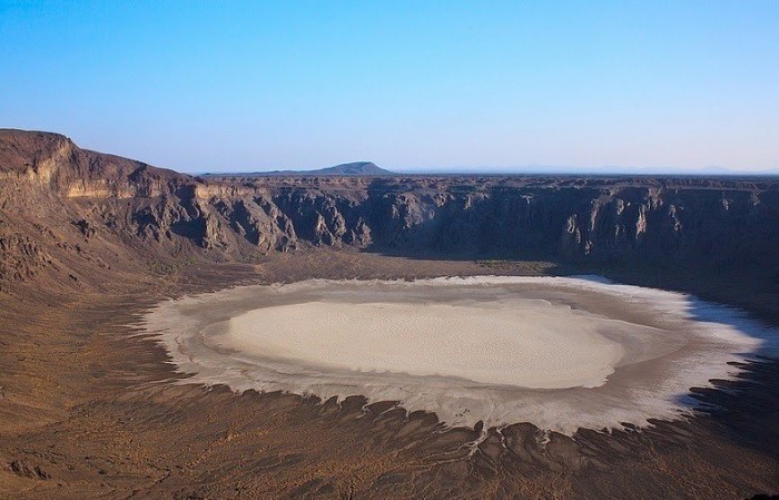 Перлинно-білий кратер Аль-Вабал