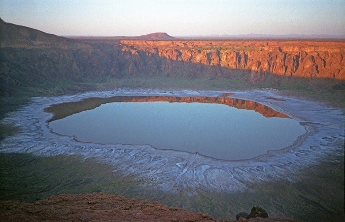 Жемчужно-белый кратер Аль-Ваба
