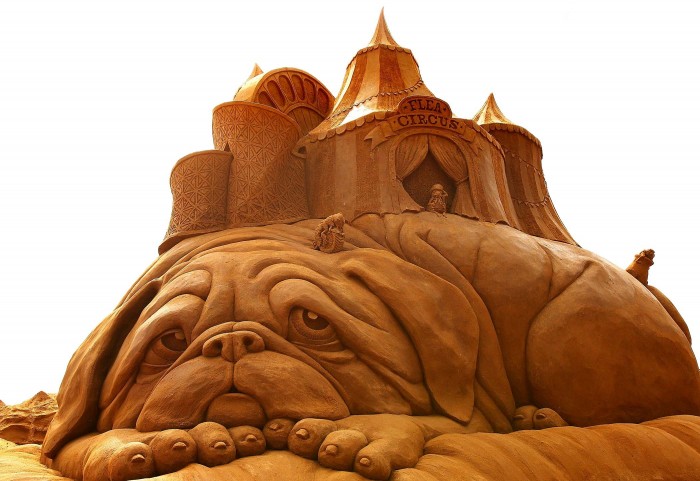 Giant sculptures from the sand