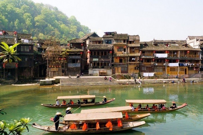 Fenghuang & ndash; city of frozen time