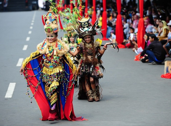 Карнавал моди & laquo; Jember Fashion Carnaval & raquo; в Індонезії