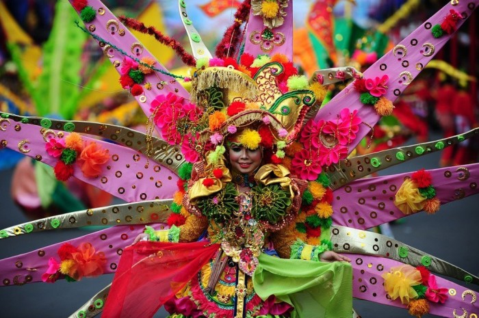 Карнавал моди & laquo; Jember Fashion Carnaval & raquo; в Індонезії