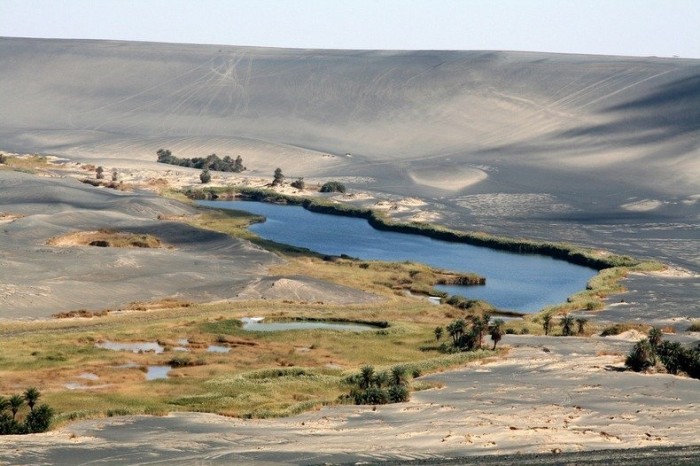 Wow-en-Namus & Oasis inside the crater