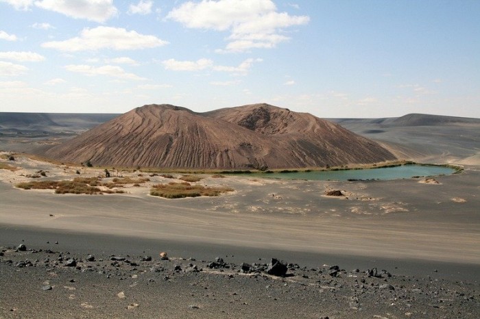 Wow-en-Namus & oasis inside the crater