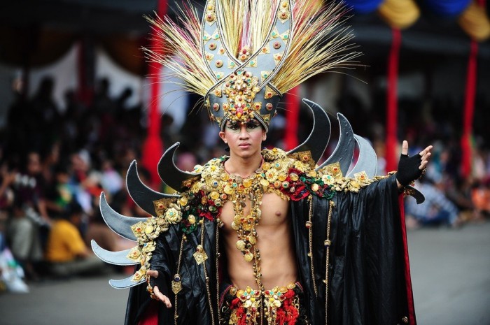 Карнавал моди & laquo; Jember Fashion Carnaval & raquo; в Індонезії