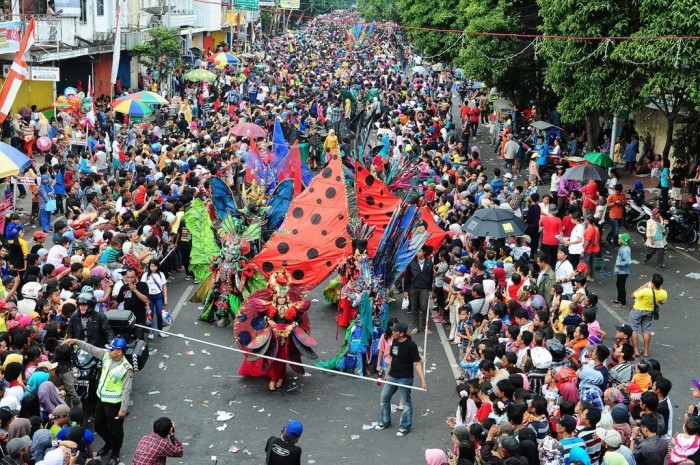 Карнавал моди & laquo; Jember Fashion Carnaval & raquo; в Індонезії