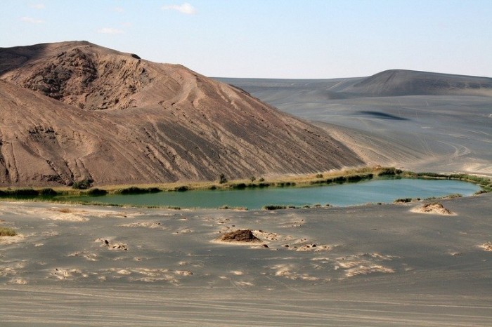 Wow-en-Namus & Oasis inside the crater