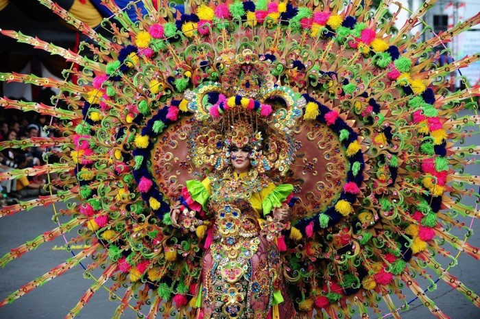 Карнавал моди & laquo; Jember Fashion Carnaval & raquo; в Індонезії