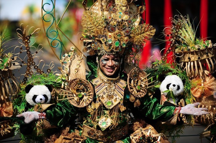 Карнавал моди & laquo; Jember Fashion Carnaval & raquo; в Індонезії