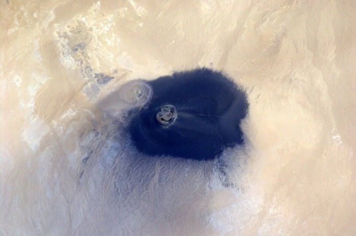 Вау-ан-Намус – оазис внутри кратера