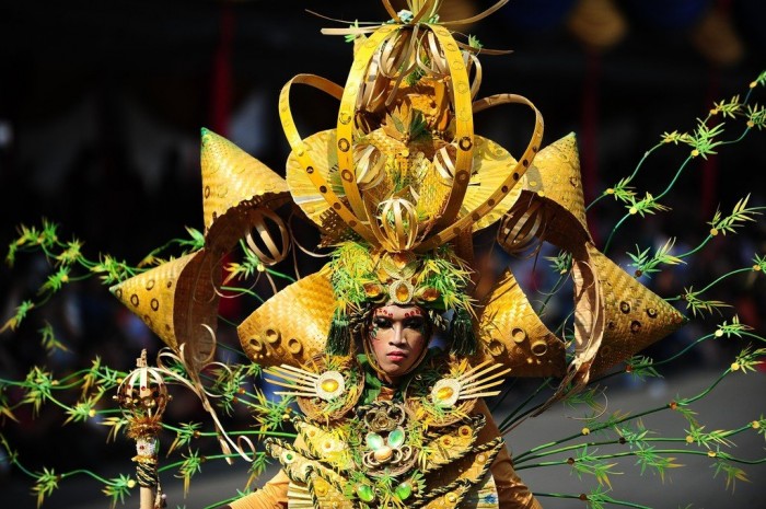 Карнавал моди & laquo; Jember Fashion Carnaval & raquo; в Індонезії