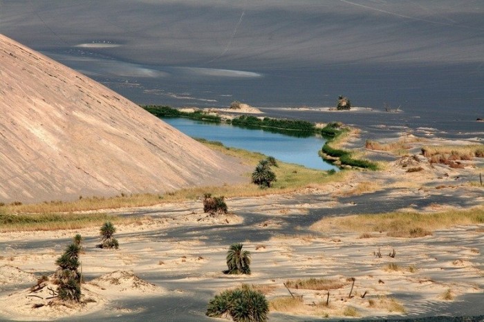 Wow-en-Namus & Oasis inside the crater