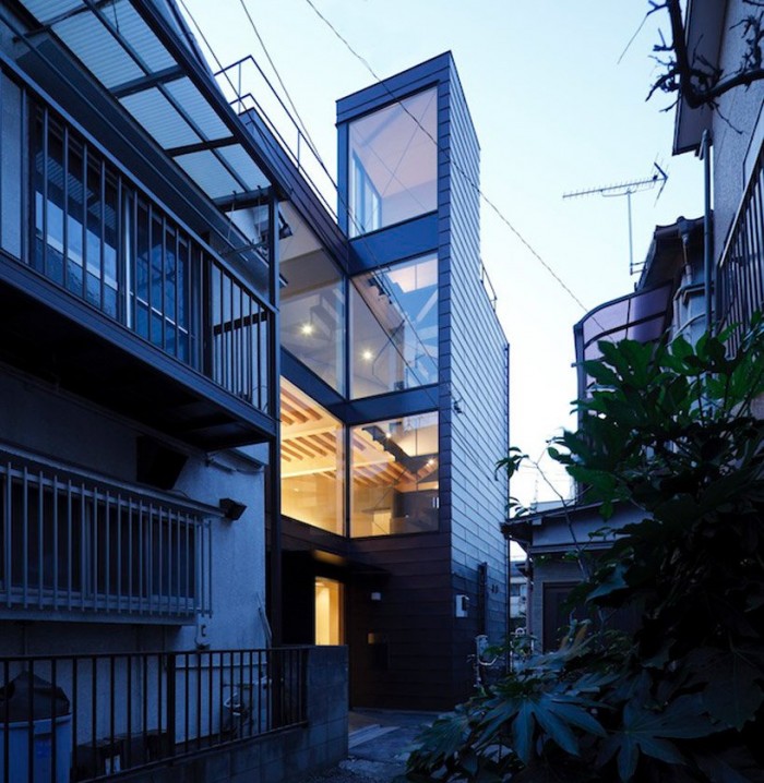 Узкий вертикальный дом в Японии