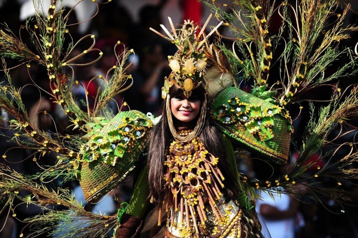 Карнавал моди & laquo; Jember Fashion Carnaval & raquo; в Індонезії