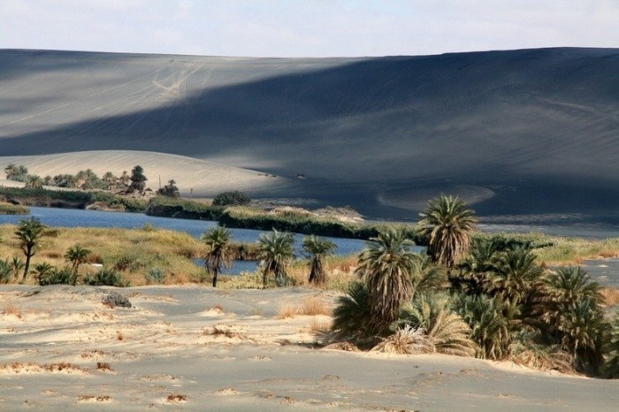 Wow-en-Namus & Oasis inside the crater