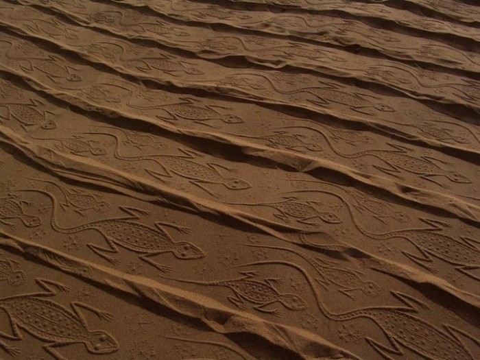 The drawings on the sand in the project