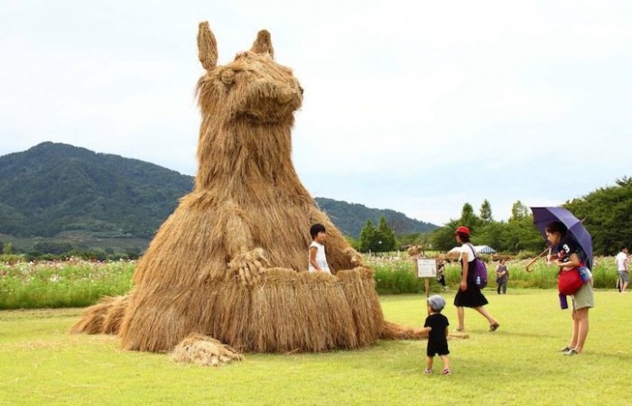 Солом'яні монстри і інші скульптури фестивалю в Японії