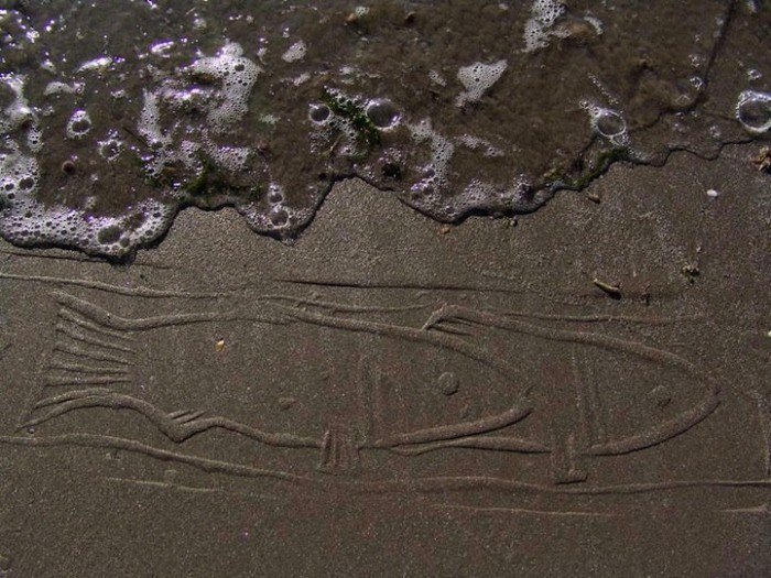 The drawings on the sand in the project