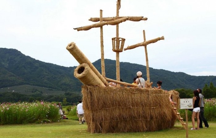 Солом'яні монстри і інші скульптури фестивалю в Японії
