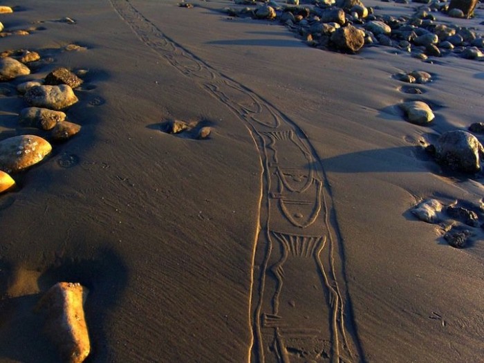 The drawings on the sand in the project