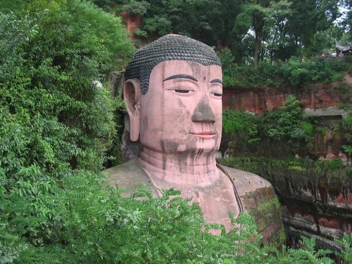 Найбільша в світі статуя Будди, вирізана в скелі