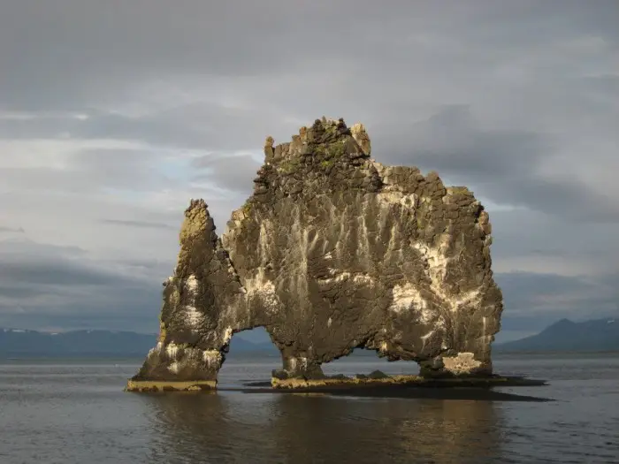 Хвитсеркур (Hvitserkur) – каменный динозавр на водопое в Исландии