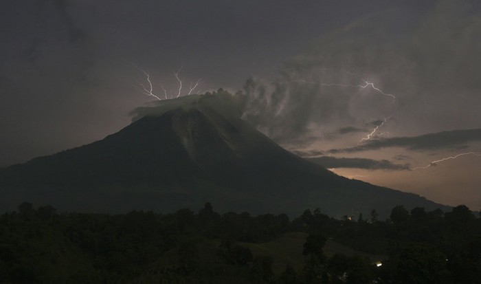 Volcanic eruptions: Sinabung VS Etna