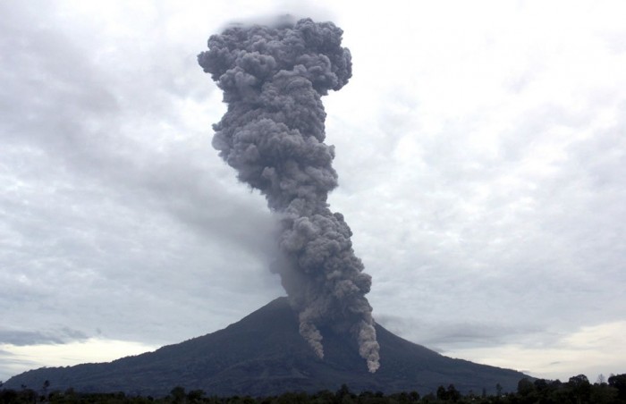 Volcanic eruptions: Sinabung VS Etna