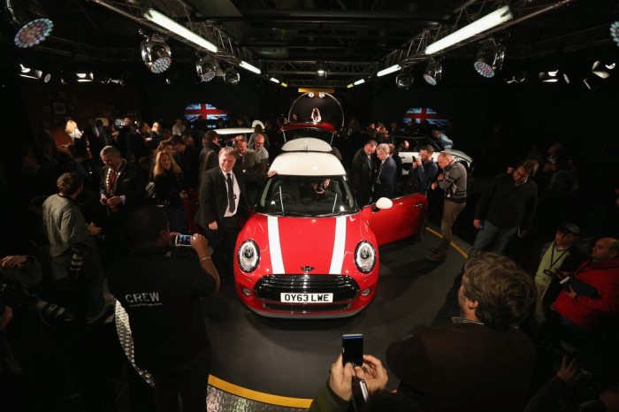 Компания BMW представила новое поколение MINI Cooper