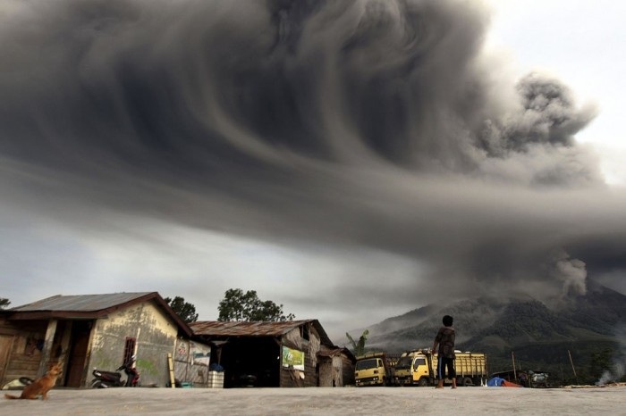 Volcanic eruptions: Sinabung VS Etna